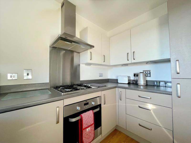 Classy Campbell Park Apartment, Balcony & Free Parking 米尔顿凯恩斯 外观 照片