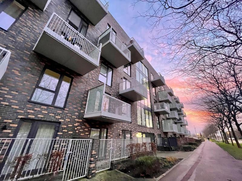 Classy Campbell Park Apartment, Balcony & Free Parking 米尔顿凯恩斯 外观 照片